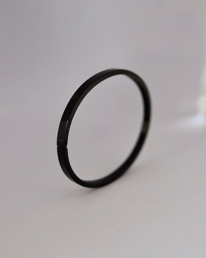 thin lock black bangle