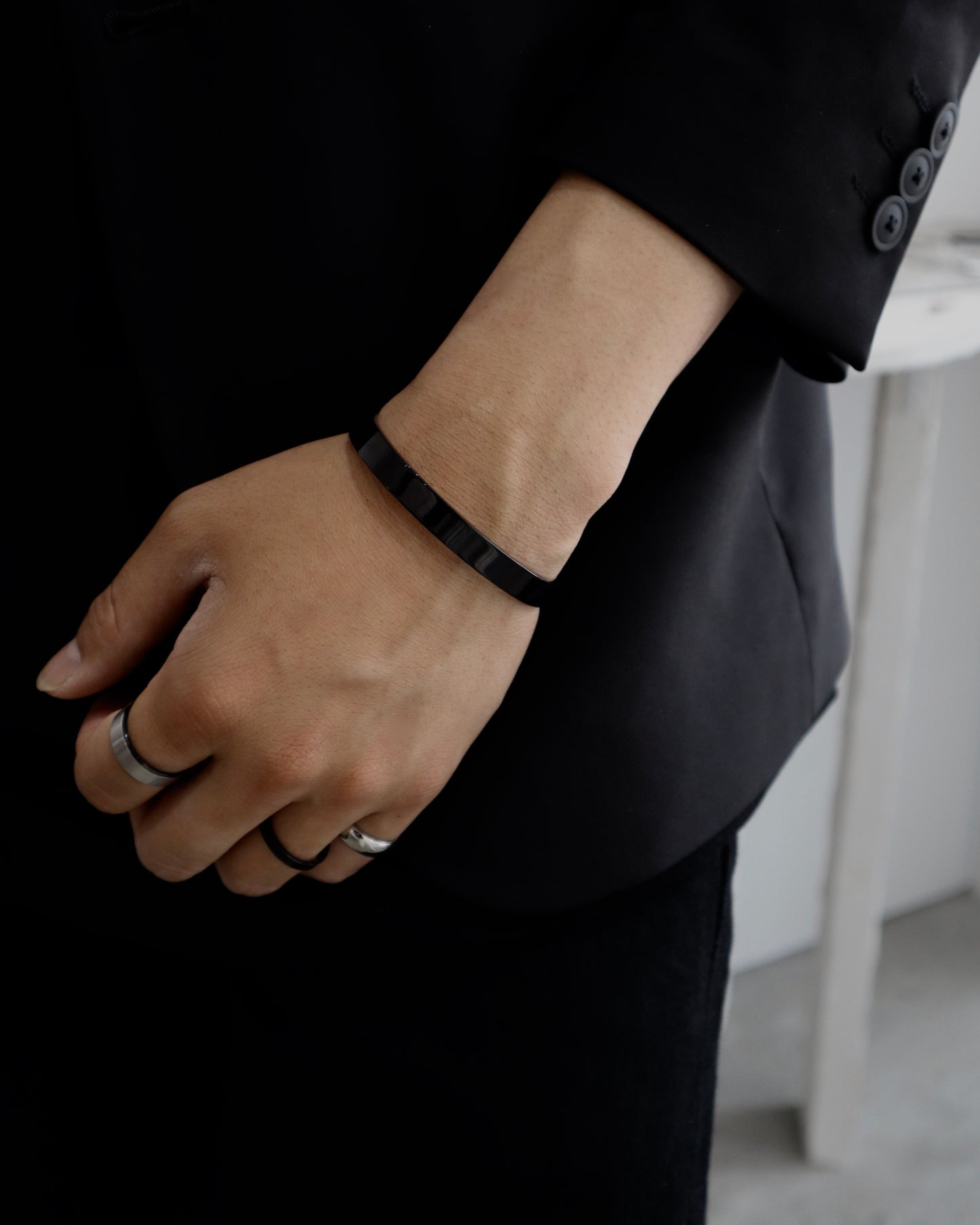 thick lock black bangle